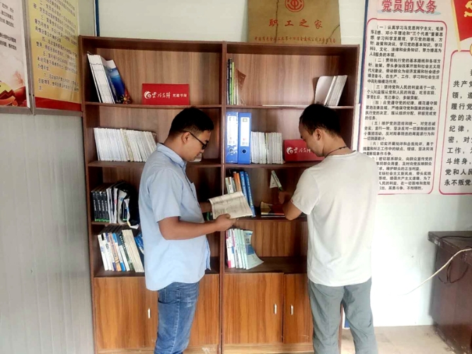 第三直管項(xiàng)目經(jīng)理部德保鋁廠項(xiàng)目“云嶺先鋒”職工書架3